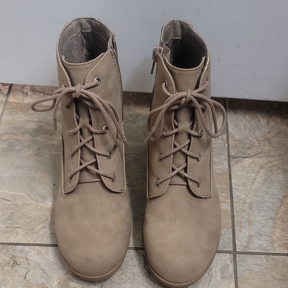 Soda Kids Tan Lace-Up Boots